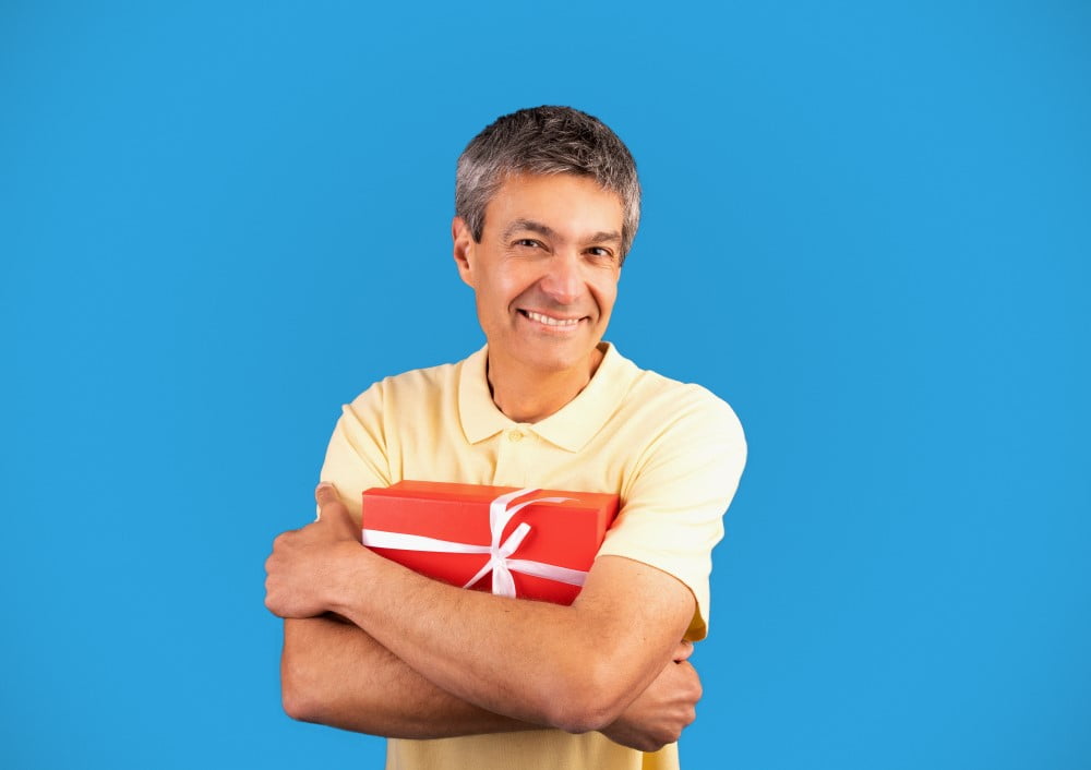 Glad mand med gave